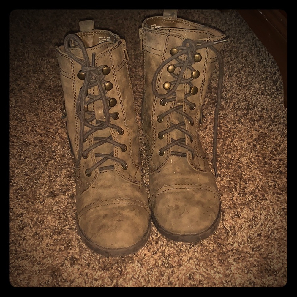 Laced up winter heeled boots